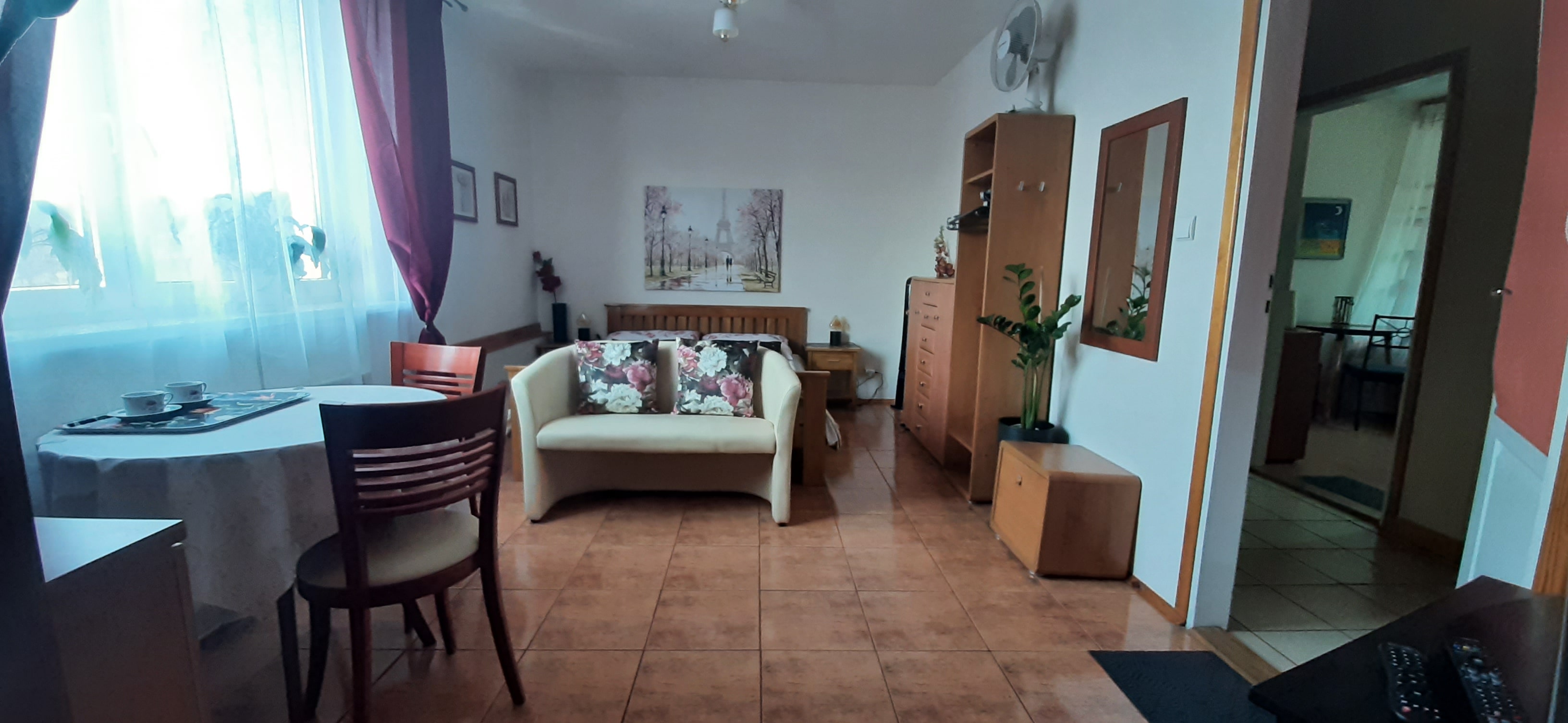 Pokój: łóżko małżeńskie, sofa, mikrofalówka
