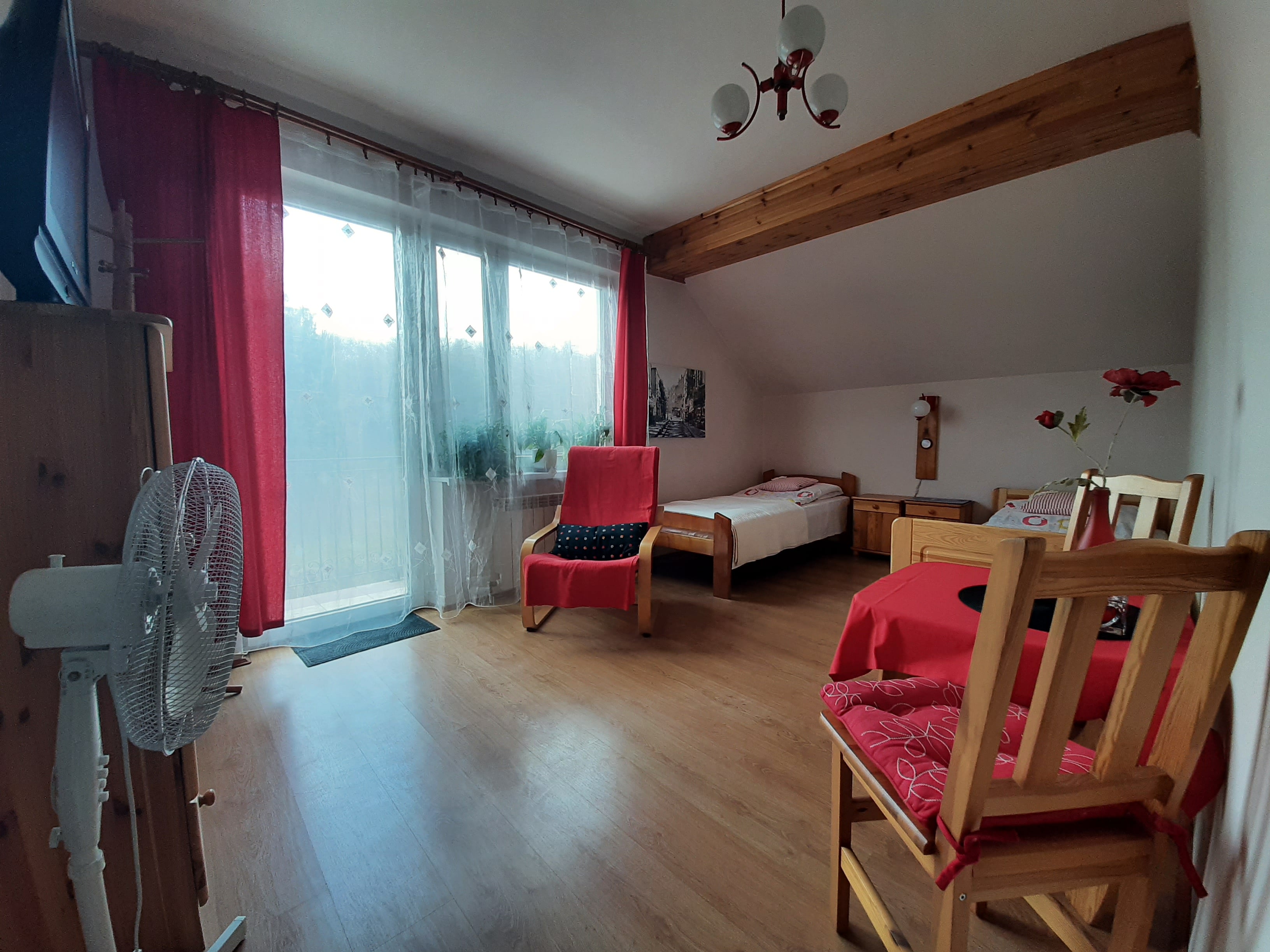 Pokój: telewizor, stół, balkon