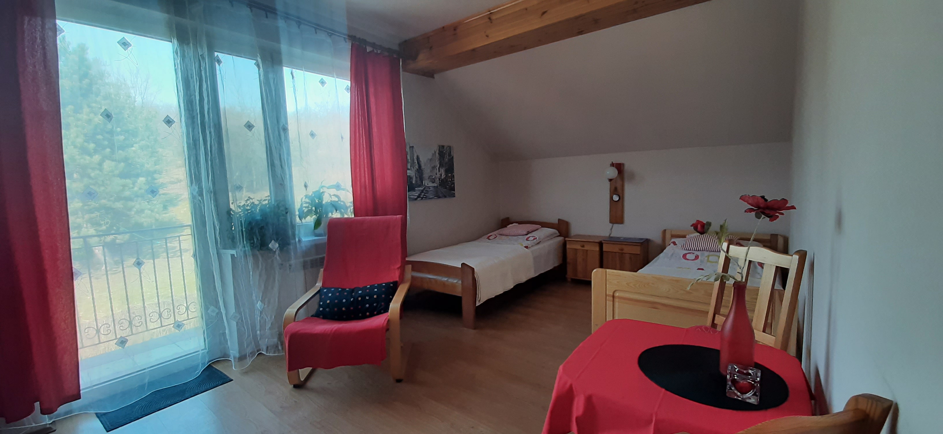 Pokój: telewizor, stół, balkon