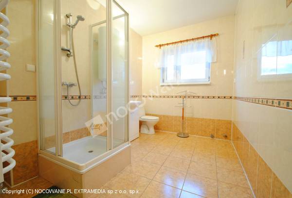 Łazienka w apartamencie: prysznic, ubikacja, zlew