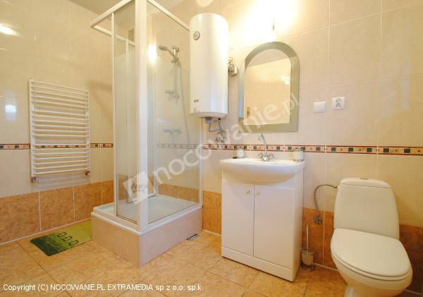 Łazienka w apartamencie: prysznic, ubikacja, zlew